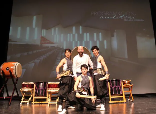 Los hermanos Kanazashi junto al presidente de la Fundación Auditori TM, Carlos Linares. 