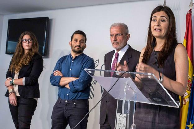 Montón, Marzà y el exrector Morcillo, junto a la representante de los estudiantes de Medicina, cuando se anunció la exclusión. 