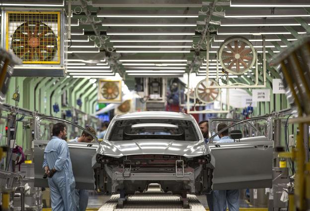 Un vehículo recorriendo la cadena de montaje de la factoría Ford en Almussafes. 