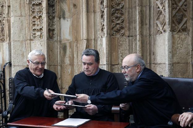 Joan Ribó, José Font y Manuel Alcaraz firman un acuerdo sobre el Tribunal de las Aguas. 