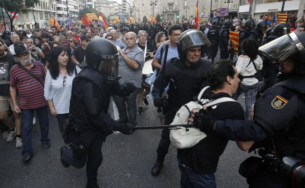 Manifestación durante la tarde del 9 d'Octubre. 