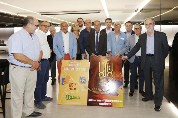 Miembros de la federación, ayer con los carteles. 