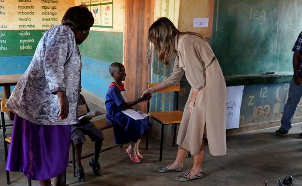 Melania optó por unos zapatos planos de Zara para visitar una escuela. 