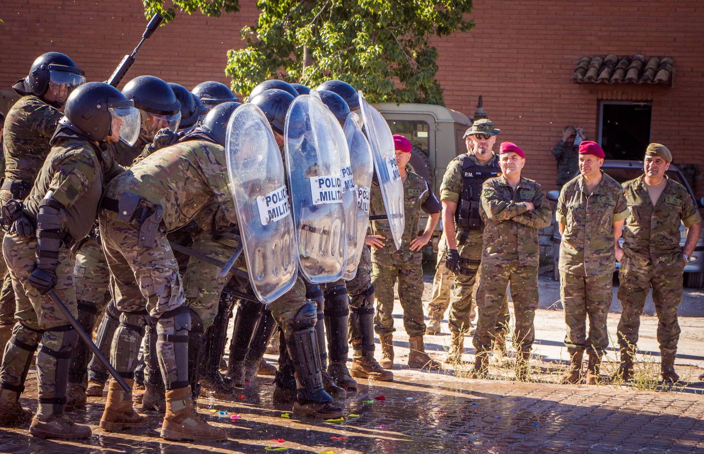 Decenas de vehículos de guerra han partido desde Paterna para unirse a los miles de soldados van a participar en la mayor demostración de fuerza de la OTAN en unas maniobras que se desarrollarán hasta noviembre en Noruega. Además, durante toda la semana el cuartel de Bétera acoge el ejercicio de Policía Militar más importante de Europa en el que participan 700 efectivos del Ejército de España y otros 13 países.