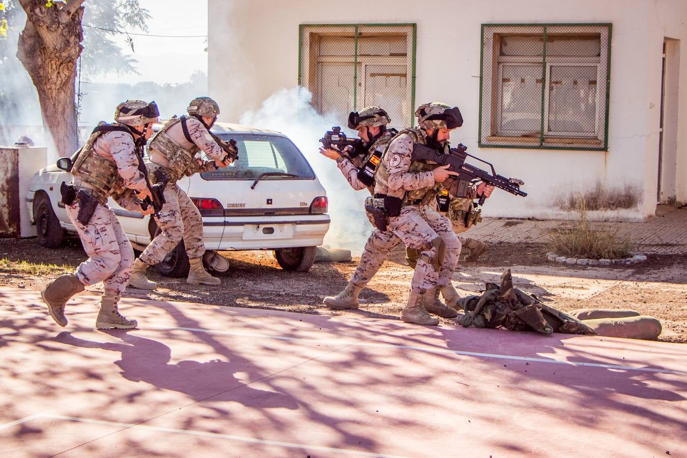 Decenas de vehículos de guerra han partido desde Paterna para unirse a los miles de soldados van a participar en la mayor demostración de fuerza de la OTAN en unas maniobras que se desarrollarán hasta noviembre en Noruega. Además, durante toda la semana el cuartel de Bétera acoge el ejercicio de Policía Militar más importante de Europa en el que participan 700 efectivos del Ejército de España y otros 13 países.