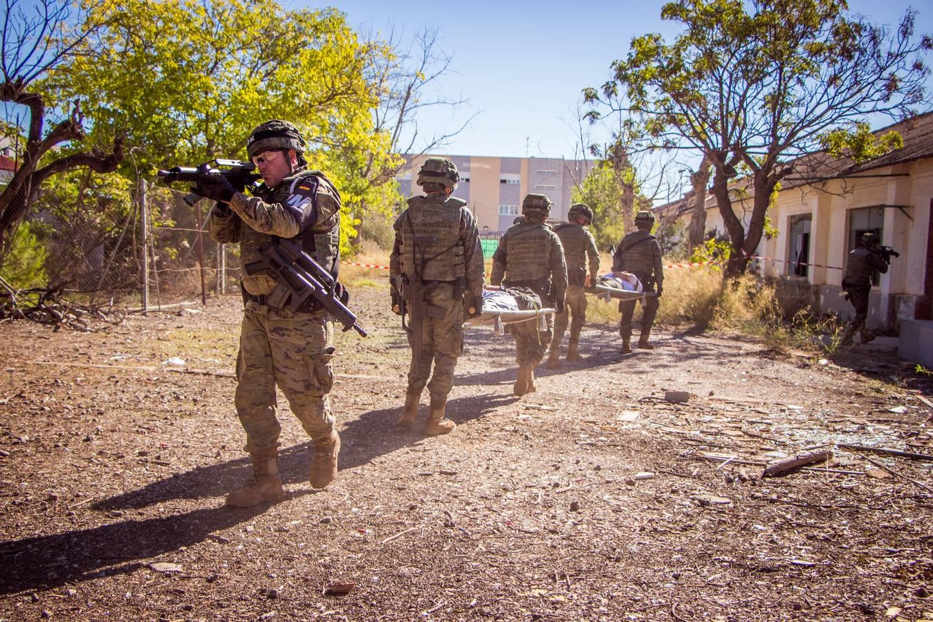 Decenas de vehículos de guerra han partido desde Paterna para unirse a los miles de soldados van a participar en la mayor demostración de fuerza de la OTAN en unas maniobras que se desarrollarán hasta noviembre en Noruega. Además, durante toda la semana el cuartel de Bétera acoge el ejercicio de Policía Militar más importante de Europa en el que participan 700 efectivos del Ejército de España y otros 13 países.