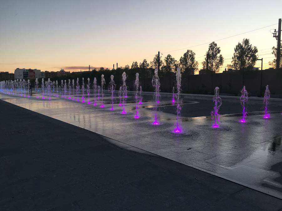 Las empresas que construyen el jardín prueban la iluminación y los chorros de agua en el gran estanque