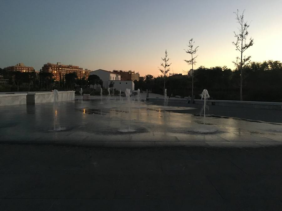 Las empresas que construyen el jardín prueban la iluminación y los chorros de agua en el gran estanque