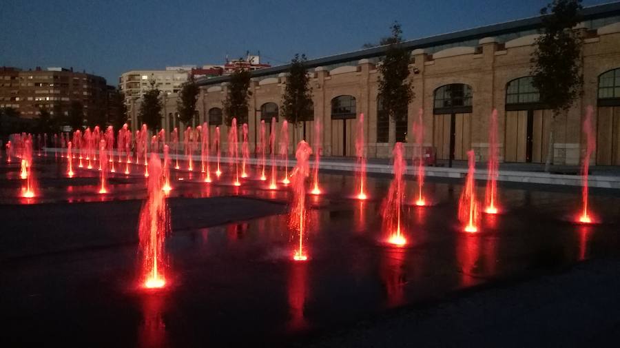 Las empresas que construyen el jardín prueban la iluminación y los chorros de agua en el gran estanque