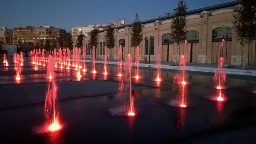 Las empresas que construyen el jardín prueban la iluminación y los chorros de agua en el gran estanque