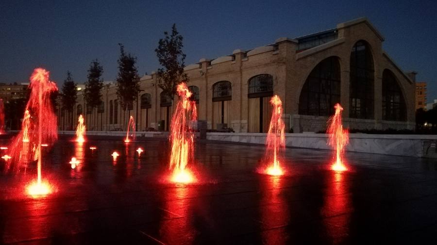 Las empresas que construyen el jardín prueban la iluminación y los chorros de agua en el gran estanque