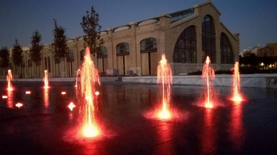 Las empresas que construyen el jardín prueban la iluminación y los chorros de agua en el gran estanque