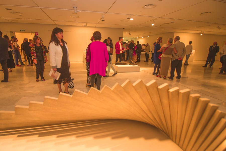 La exposición 'Alfaro. Laboratorio de formas escultóricas', la retrospectiva que recorre en la Fundación Bancaja de Valencia los más de 50 años de trabajo del escultor valenciano, acerca al público no solo a su obra y a su «exceso de creatividad» sino también a su faceta de artista «investigador» de formas y materiales, a su «curiosidad infinita», a su «imaginación escultórica», a su «interés por el espacio público» y a su «compromiso con la colectividad». La muestra se podrá visitar hasta el próximo 3 de febrero.