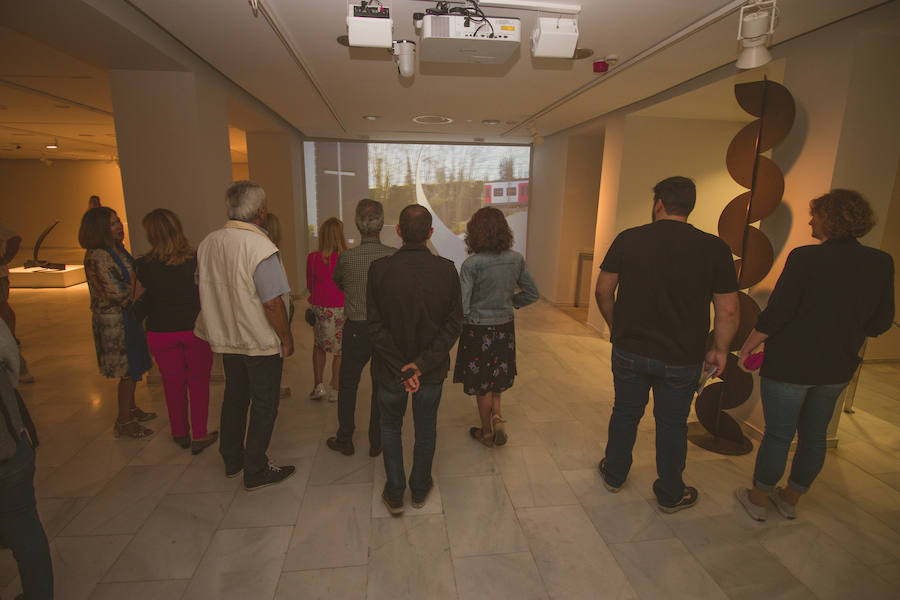 La exposición 'Alfaro. Laboratorio de formas escultóricas', la retrospectiva que recorre en la Fundación Bancaja de Valencia los más de 50 años de trabajo del escultor valenciano, acerca al público no solo a su obra y a su «exceso de creatividad» sino también a su faceta de artista «investigador» de formas y materiales, a su «curiosidad infinita», a su «imaginación escultórica», a su «interés por el espacio público» y a su «compromiso con la colectividad». La muestra se podrá visitar hasta el próximo 3 de febrero.