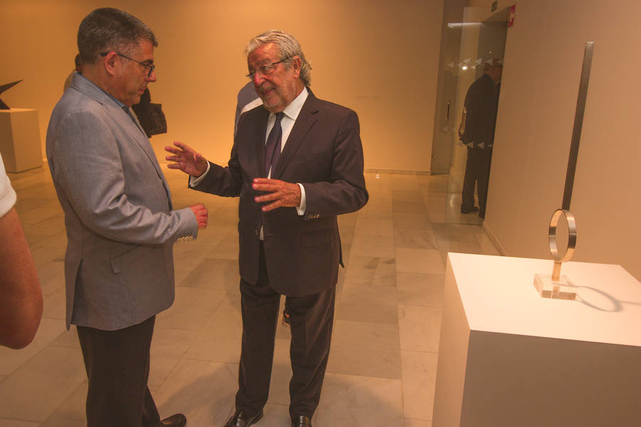 La exposición 'Alfaro. Laboratorio de formas escultóricas', la retrospectiva que recorre en la Fundación Bancaja de Valencia los más de 50 años de trabajo del escultor valenciano, acerca al público no solo a su obra y a su «exceso de creatividad» sino también a su faceta de artista «investigador» de formas y materiales, a su «curiosidad infinita», a su «imaginación escultórica», a su «interés por el espacio público» y a su «compromiso con la colectividad». La muestra se podrá visitar hasta el próximo 3 de febrero.