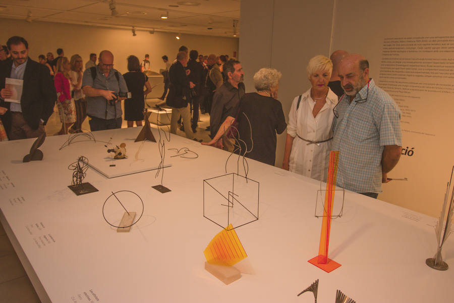 La exposición 'Alfaro. Laboratorio de formas escultóricas', la retrospectiva que recorre en la Fundación Bancaja de Valencia los más de 50 años de trabajo del escultor valenciano, acerca al público no solo a su obra y a su «exceso de creatividad» sino también a su faceta de artista «investigador» de formas y materiales, a su «curiosidad infinita», a su «imaginación escultórica», a su «interés por el espacio público» y a su «compromiso con la colectividad». La muestra se podrá visitar hasta el próximo 3 de febrero.