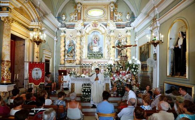 Párroco oficiando misa, imagen de archivo.