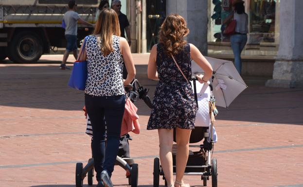 Dos mujeres con sendos carritos de bebés, en 2015.