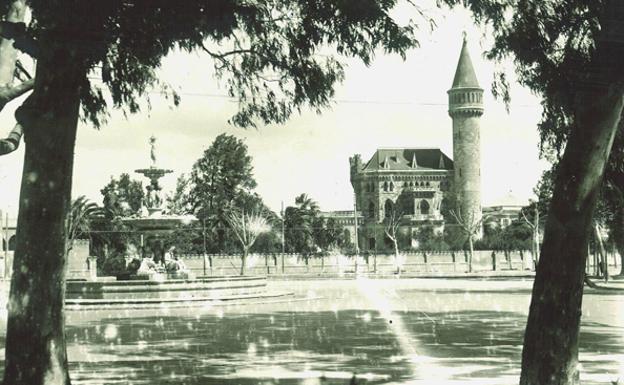 La fuente de las Cuatro Estaciones y el antiguo Palacio de Ripalda, en la Alameda de Valencia.