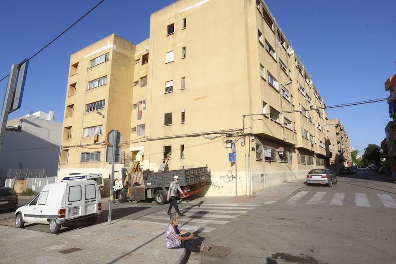 La Policía ha tapiado cinco viviendas de la finca amarilla de Paterna, un edificio lleno de okupas en el que solo residen ya unas ocho familias propietarias