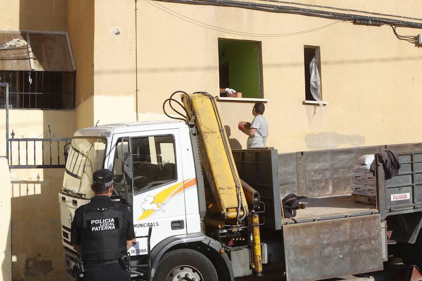 La Policía ha tapiado cinco viviendas de la finca amarilla de Paterna, un edificio lleno de okupas en el que solo residen ya unas ocho familias propietarias