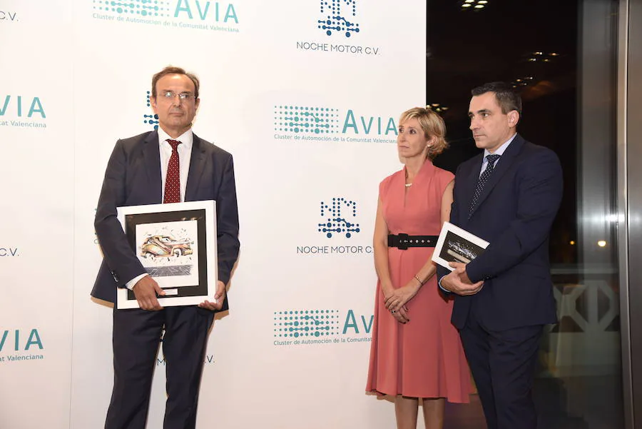 Nutai, Plastic Omnium y el empresario Domingo Ochoa recibieron este jueves los premios AVIA 2018 durante la III Noche del Motor de la Comunitat. El evento congregó a más de 200 personas en Las Arenas y sirvió para celebrar el XV aniversario de AVIA y rendir homenaje a Emilio Orta, que presidió el clúster durante diez años y falleció en mayo. Mónica Alegre, presidenta de AVIA, reclamó a la administración «que se pongan las bases para atraer inversiones», en un contexto «de incertidumbre» y en el que se ven afectados por «la situación de Turquía, el 'Brexit' o los aranceles de Estados Unidos». «Frente a todo esto, necesitamos una administración que busque nuevas inversiones en la Comunitat que nos permita diversificar», subrayó en presencia del conseller Rafael Climent y la secretaria autonómica Blanca Marín. Además, demandó «apoyo para la adopción de procesos de la industria 4.0», así como profundizar en la FP Dual y desarrollar formación superior relacionada con la automoción.