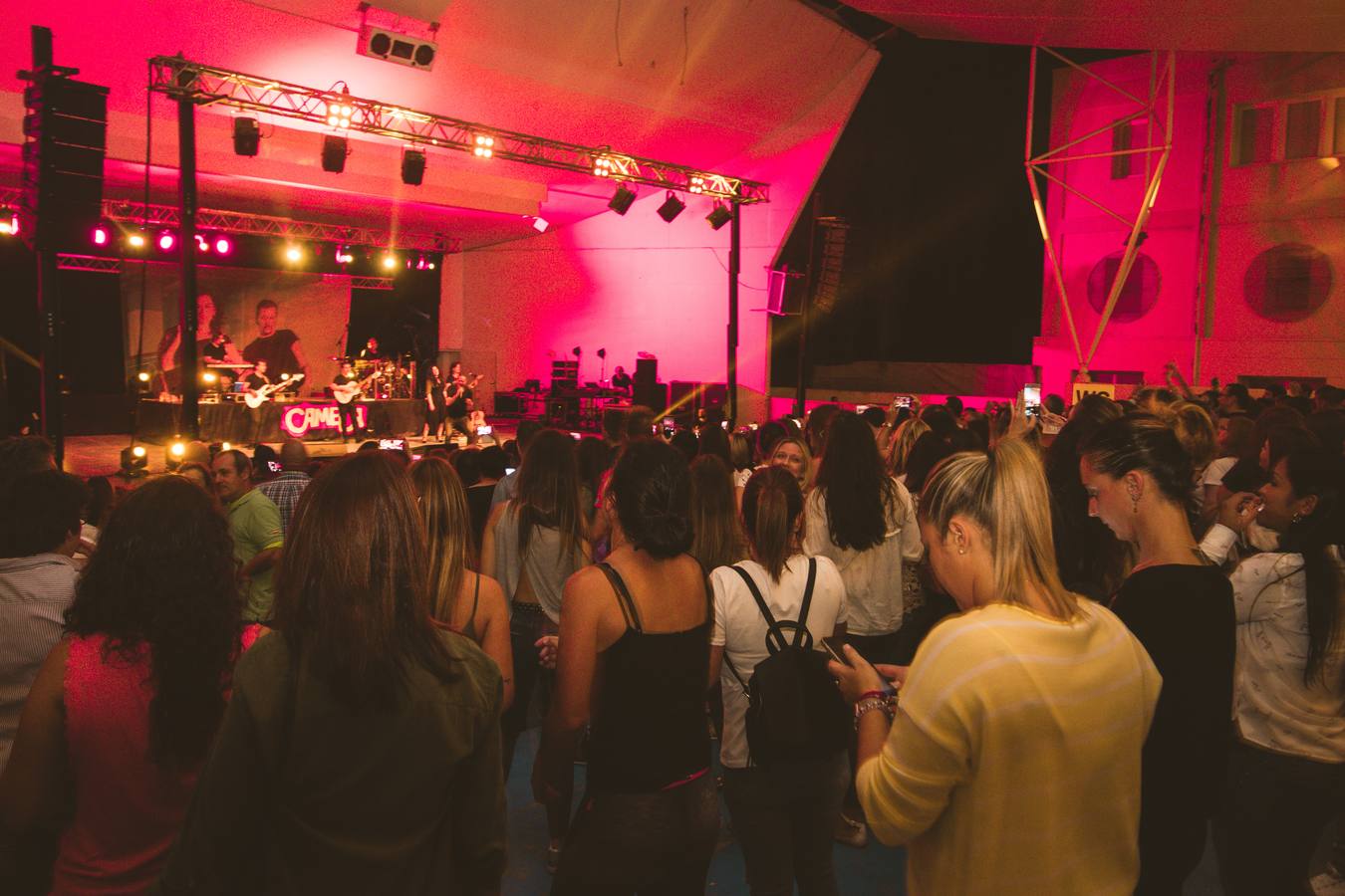 Ángeles y Dioni ofrecen un concierto en Burjassot ante un público entregado donde han interpretado éxitos como 'Nunca debí enamorarme', 'No puedo estar sin él' y 'Sueños inalcanzables'.