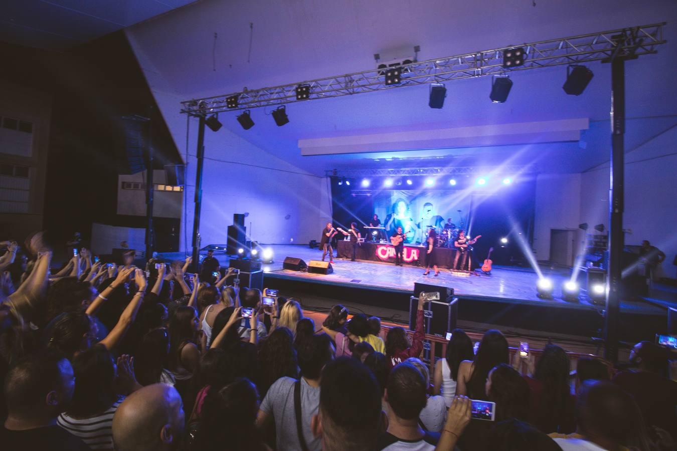 Ángeles y Dioni ofrecen un concierto en Burjassot ante un público entregado donde han interpretado éxitos como 'Nunca debí enamorarme', 'No puedo estar sin él' y 'Sueños inalcanzables'.