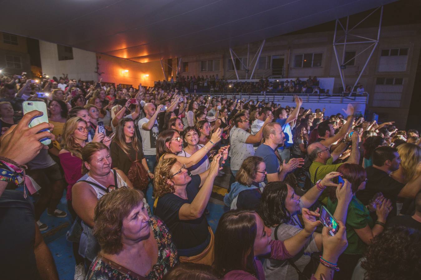 Ángeles y Dioni ofrecen un concierto en Burjassot ante un público entregado donde han interpretado éxitos como 'Nunca debí enamorarme', 'No puedo estar sin él' y 'Sueños inalcanzables'.