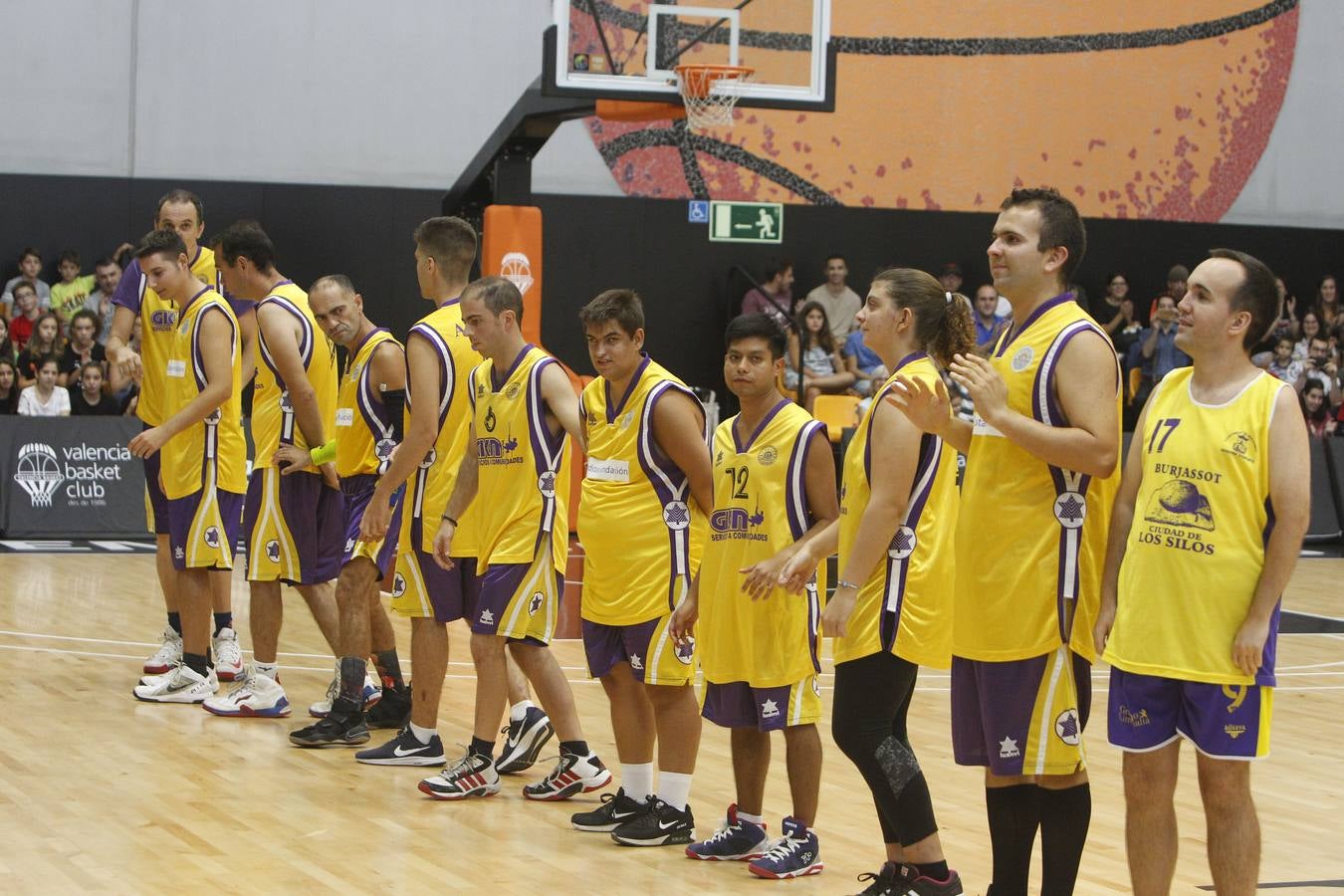 Los actores de la película de Javier Fesser juegan con el equipo que inspiró la cinta, el Aderes de Burjassot