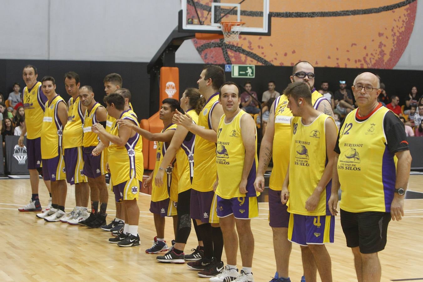 Los actores de la película de Javier Fesser juegan con el equipo que inspiró la cinta, el Aderes de Burjassot