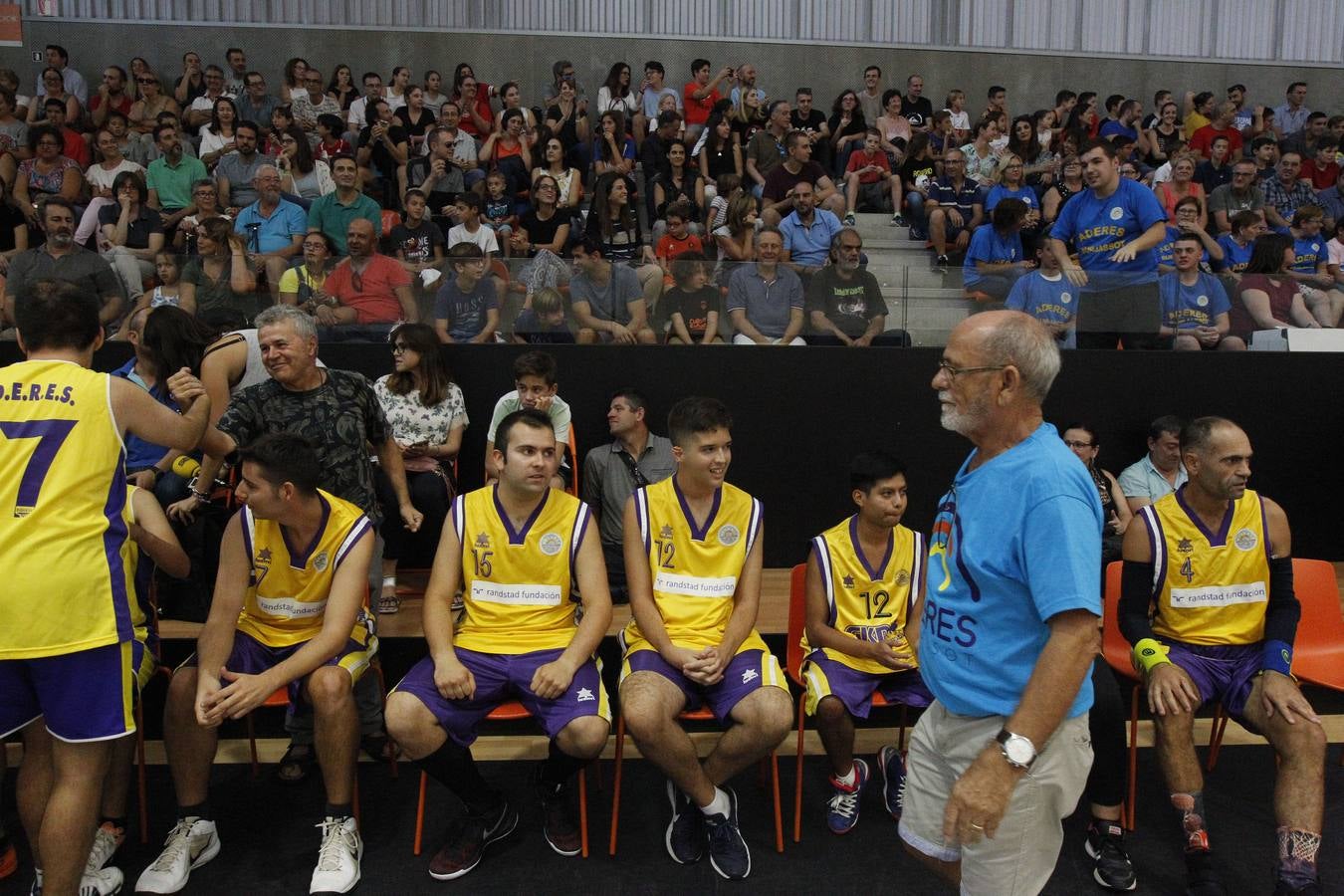 Los actores de la película de Javier Fesser juegan con el equipo que inspiró la cinta, el Aderes de Burjassot