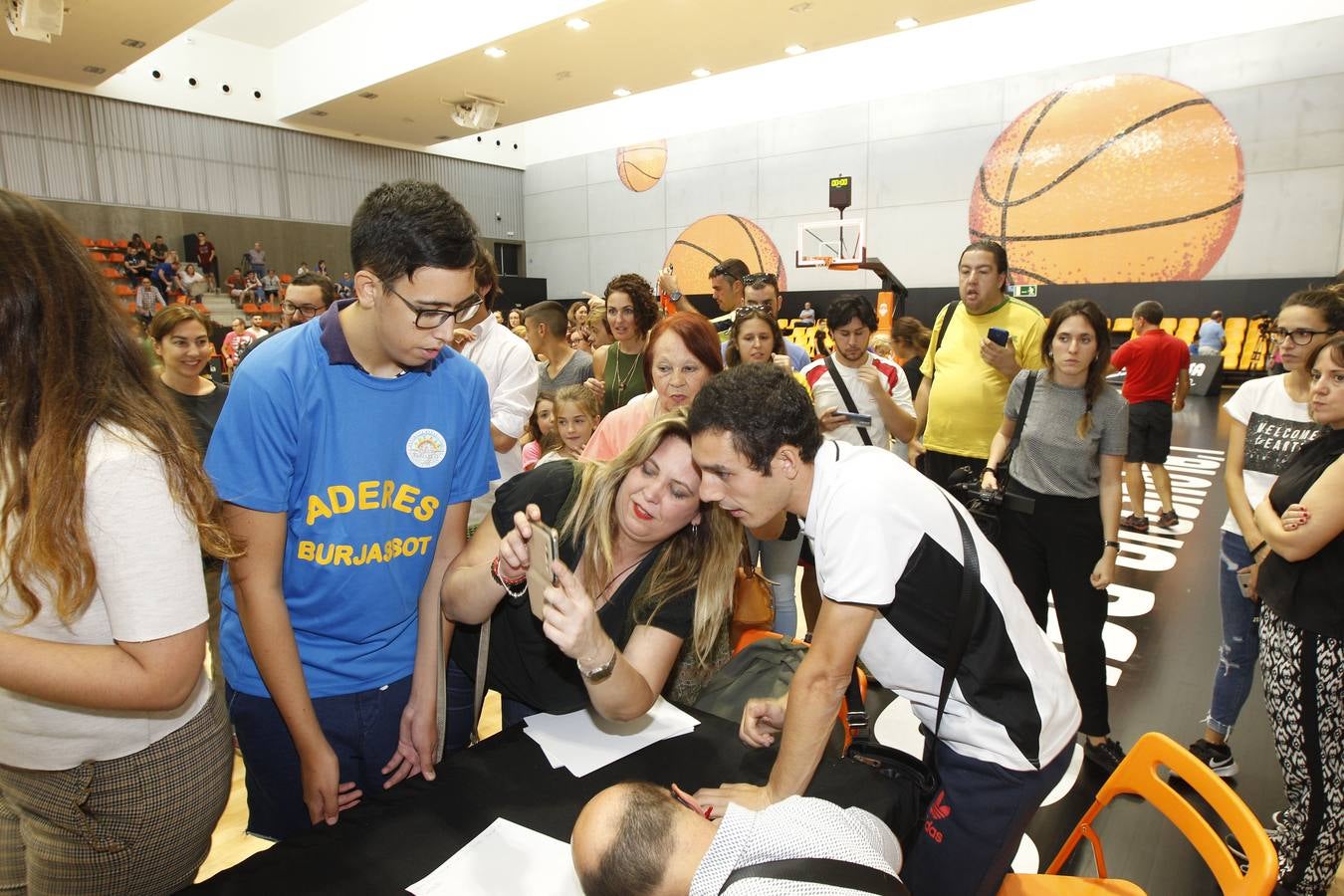 Los actores de la película de Javier Fesser juegan con el equipo que inspiró la cinta, el Aderes de Burjassot