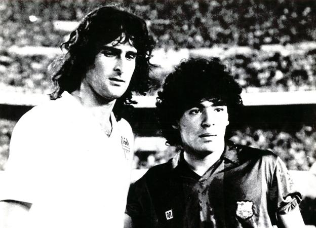 Los dos astros argentinos abrieron la temporada 82-83. En aquel partido el Valencia se impuso 2-1 con goles de Tendillo e Idigoras para remontar el tanto inicial de Maradona, fichaje estrella del Barça. 