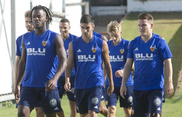 Los futbolistas del Valencia, durante una sesión en la ciudad deportiva de Paterna. 