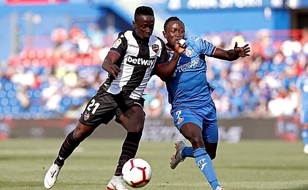 Boateng lucha un balón en el Getafe-Levante.