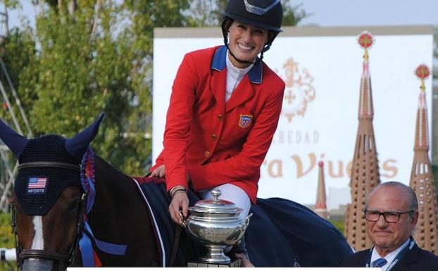 Jessica Springsteen, con el trofeo. 