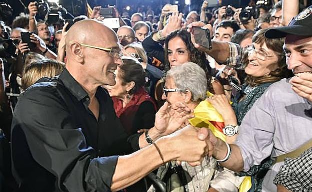Romeva saluda a varios simpatizantes. 
