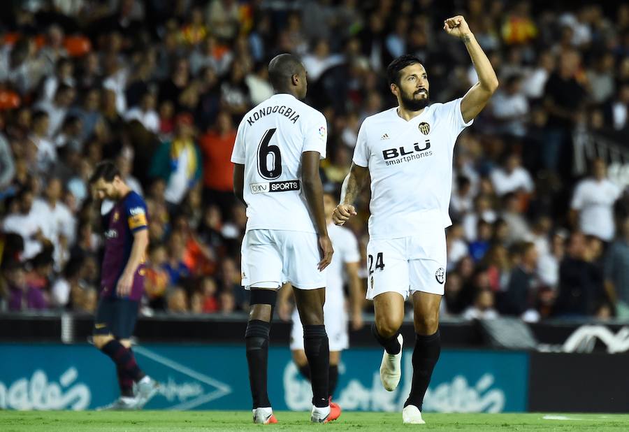 Estas son las mejores imágenes que deja el partido de la octava jornada en un Mestalla rebosante de aficionados