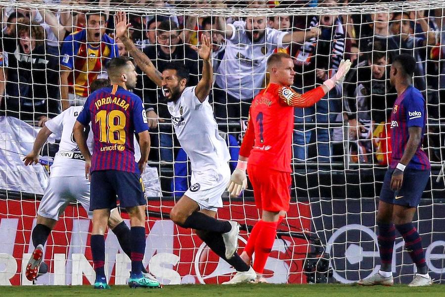 Estas son las mejores imágenes que deja el partido de la octava jornada en un Mestalla rebosante de aficionados