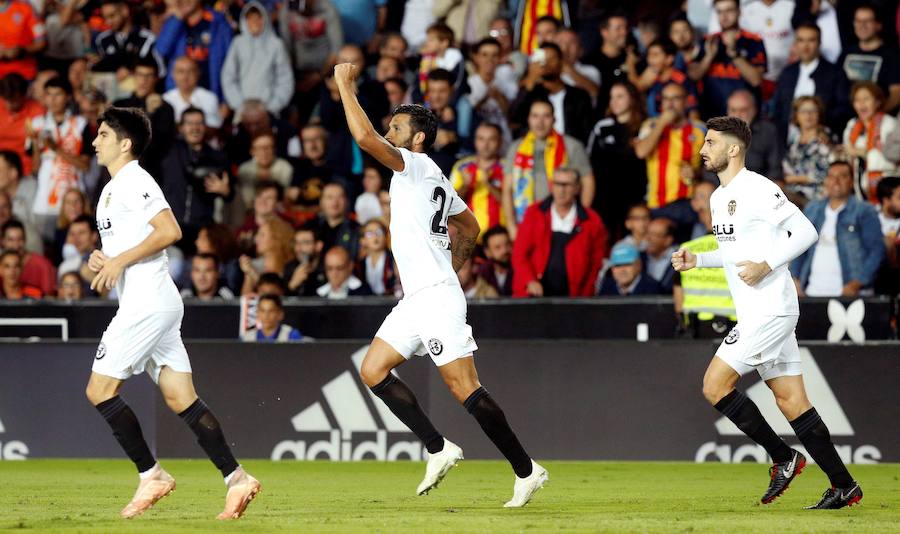 Estas son las mejores imágenes que deja el partido de la octava jornada en un Mestalla rebosante de aficionados