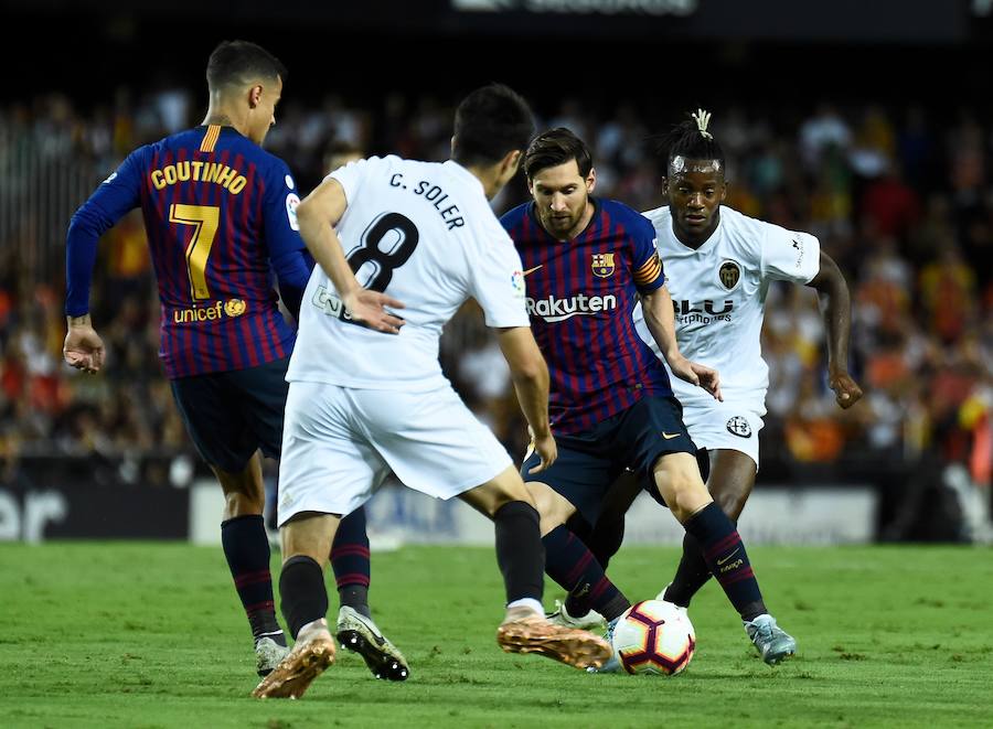 Estas son las mejores imágenes que deja el partido de la octava jornada en un Mestalla rebosante de aficionados