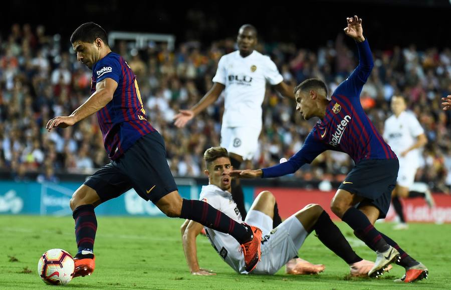 Estas son las mejores imágenes que deja el partido de la octava jornada en un Mestalla rebosante de aficionados