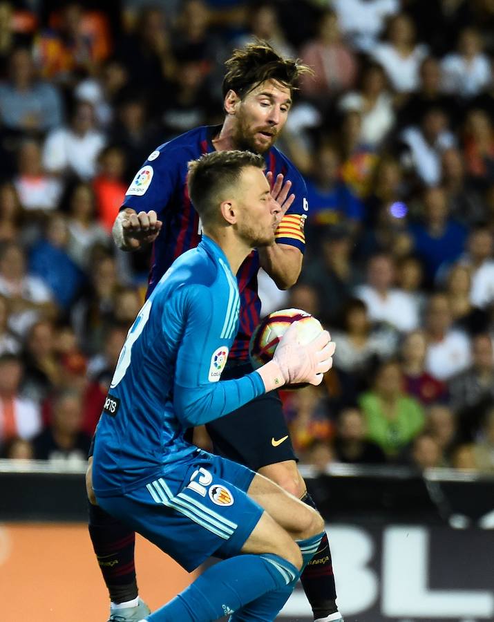 Estas son las mejores imágenes que deja el partido de la octava jornada en un Mestalla rebosante de aficionados