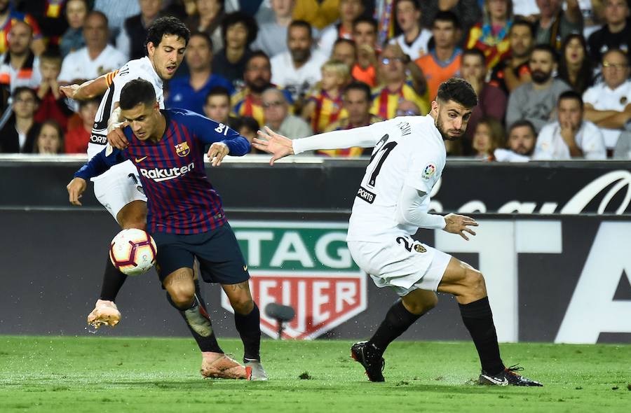 Estas son las mejores imágenes que deja el partido de la octava jornada en un Mestalla rebosante de aficionados