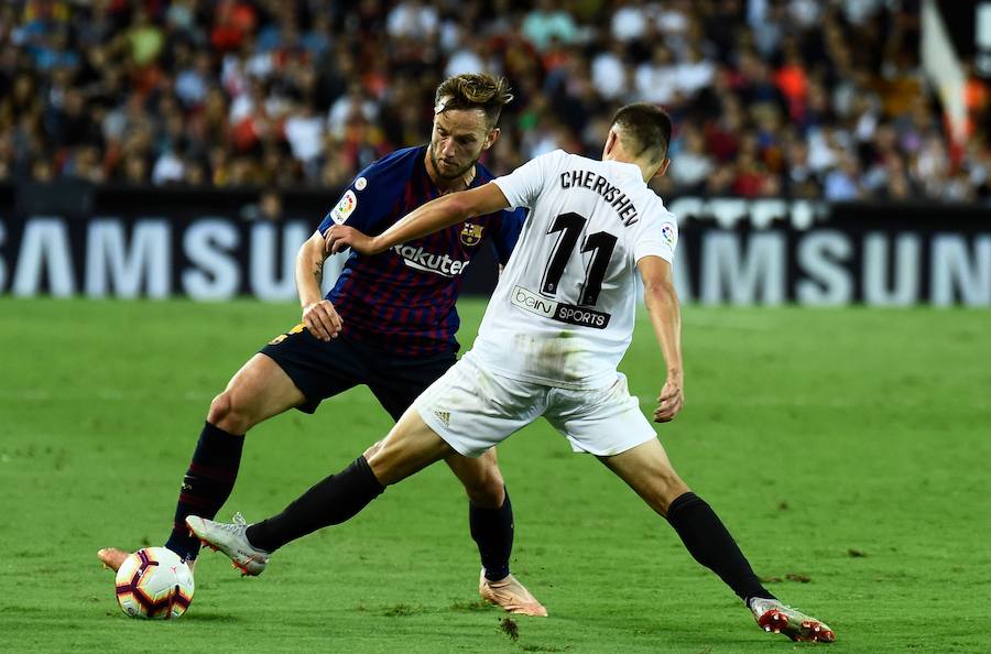 Estas son las mejores imágenes que deja el partido de la octava jornada en un Mestalla rebosante de aficionados