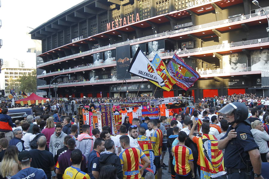 Estas son las mejores imágenes que deja el partido de la octava jornada en un Mestalla rebosante de aficionados