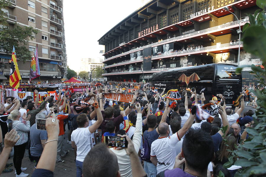 Estas son las mejores imágenes que deja el partido de la octava jornada en un Mestalla rebosante de aficionados