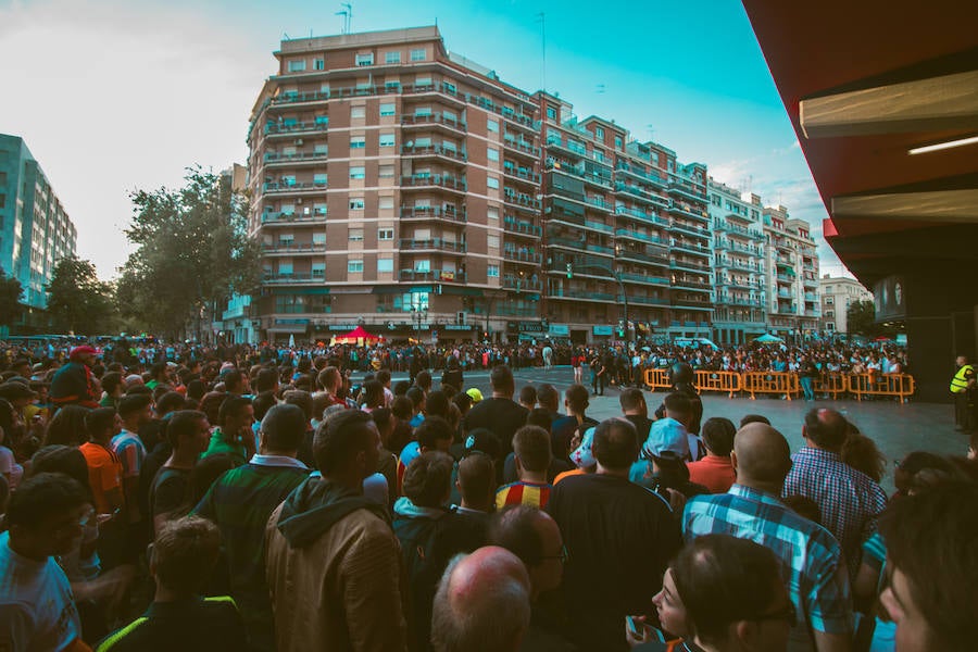 La afición congregada en los alrededores de Mestalla antes del partido