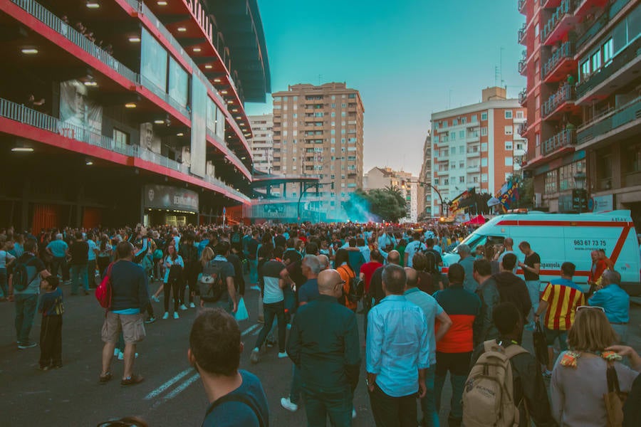 La afición congregada en los alrededores de Mestalla antes del partido